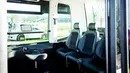 Interior WEpod, minibus tanpa pengemudi, saat uji coba di Wageningen, Belanda , Kamis (28/1). Minibus ini bertenaga listrik itu nantinya menjadi akan angkutan publik yang bisa mengangkut maksimal enam penumpang (Robin Van Lonkhuijsen/ANP/AFP)
