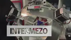 Seorang insinyur bernama Adam Beer menciptakan sebuah robot yang mampu memecahkan permainan rubik hanya dengan waktu 0,88 detik