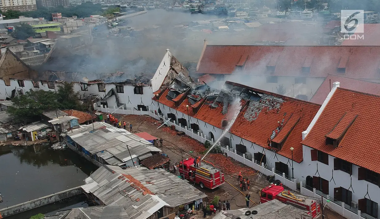 Petugas pemadam kebakaran memadamkan sisa api yang membakar Museum Bahari, Jakarta Utara, Selasa (16/1). Museum Bahari adalah salah satu dari delapan museum di bawah pengawasan Dinas kebudayaan Permuseuman Provinsi DKI Jakarta (Liputan6.com/Arya Manggala)