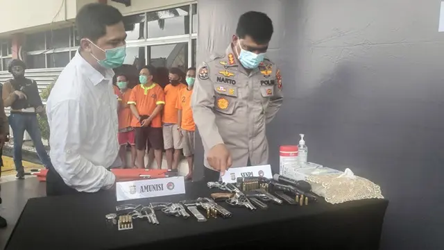 Senjata api sitaan Polda Riau dari kelompok bandar narkoba di Kota Dumai.