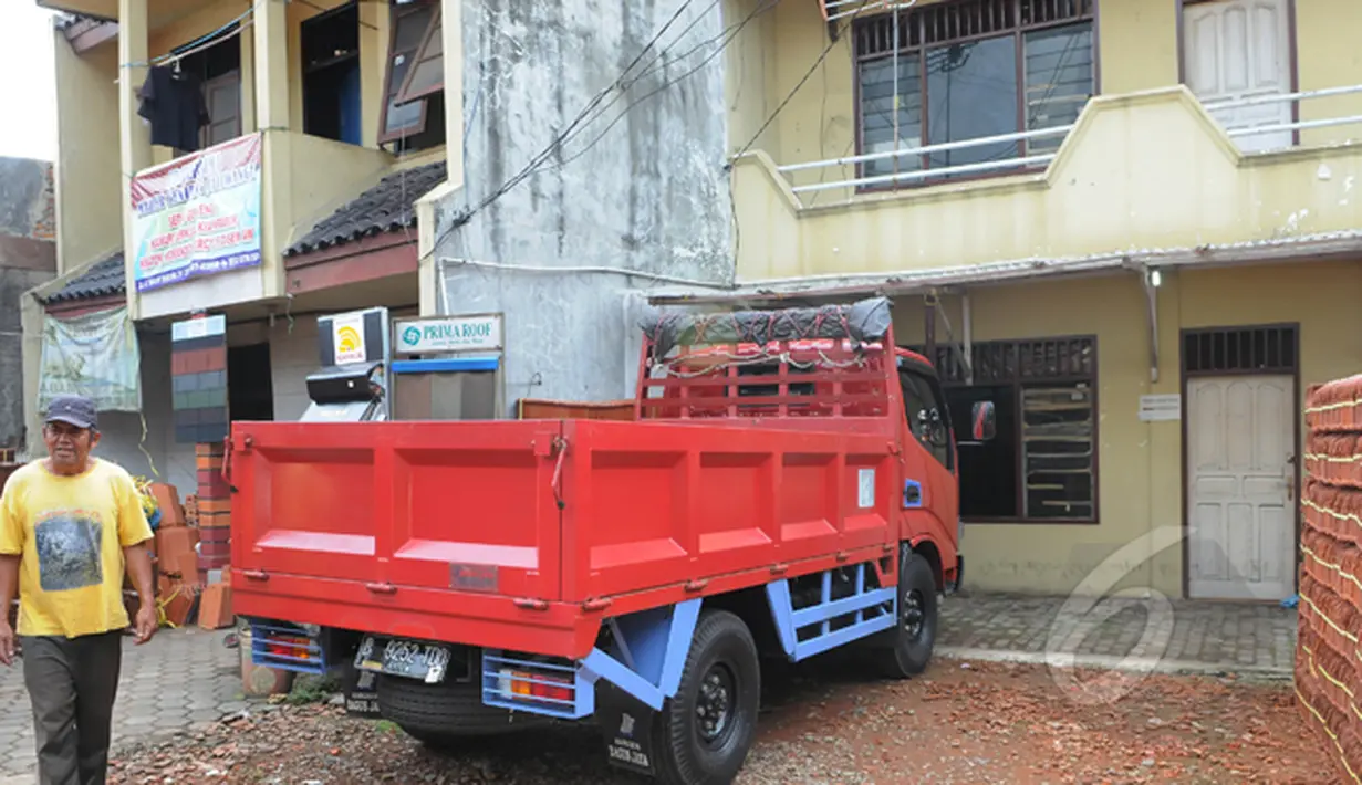 Salah satu perusahaan pemenang tender pengadaan uninterruptible power supply (UPS), CV Bukit Terpadu Utama ternyata adalah toko material yang khusus menjual genteng, Jakarta. Foto diambil pada Minggu (1/3/2015). (Liputan6.com/Herman Zakharia)