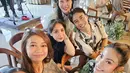 Yura Yunita tampil stylish dalam balutan kemeja panjang dan celana panjang berwarna senada. [@mrsayudewi/@alyssadaguise/@mahalini/@vidialdiano].