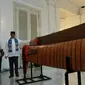 Gubernur DKI Jakarta Anies Baswedan berpose dengan golok Betawi raksasa di Balai Kota. (dok. Instagram @aniesbaswedan/https://www.instagram.com/p/Bw-3j5Wnp_s/Dinny Mutiah)
