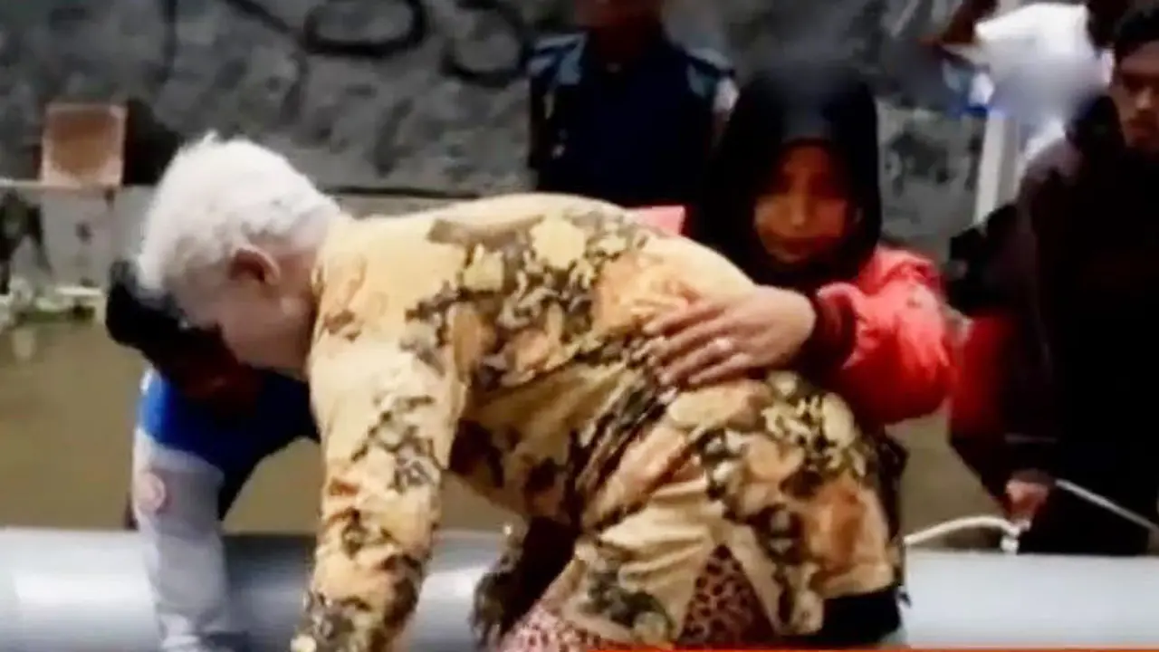 Nenek Dikepung Banjir Samarinda