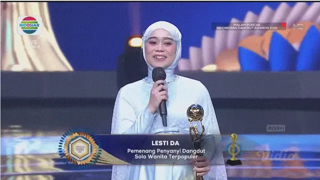 Lesti Kejora raih penghargaan Indonesian Dangdut Awrads sebagai Penyanyi Dangdut Solo Wanita Terpopuler
