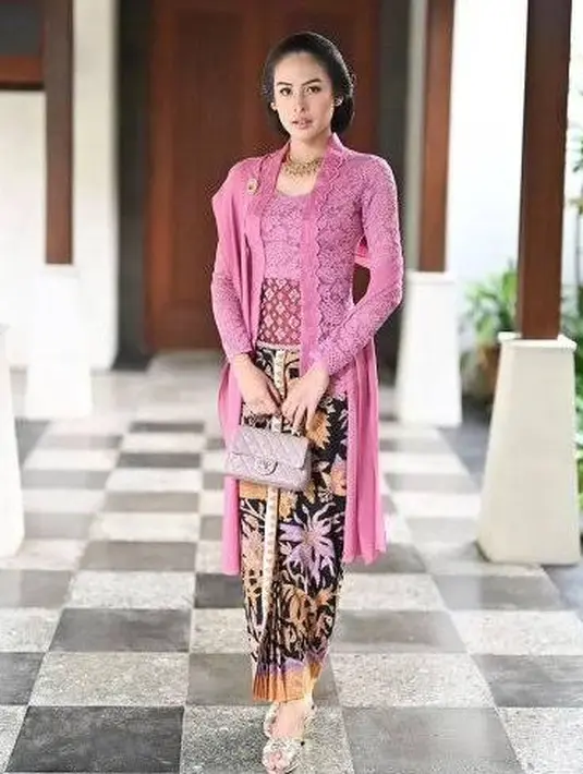 Maudy Ayunda tampil ayu mengenakan kebaya merah muda. Penampilannya semakin memesona dengan padu padan kain batik bernuansa kehitaman sebagai rok dan selendang yang senada dengan kebayanya. [Foto: Instagram/avenue8boutique]