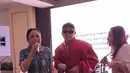 Krisdayanti hadir dengan setelan denim dari atasan lengan pendek berkantong dipadukan celana panjang. Setelan denim ini juga dihiasi payet silver. [@marlenehariman]