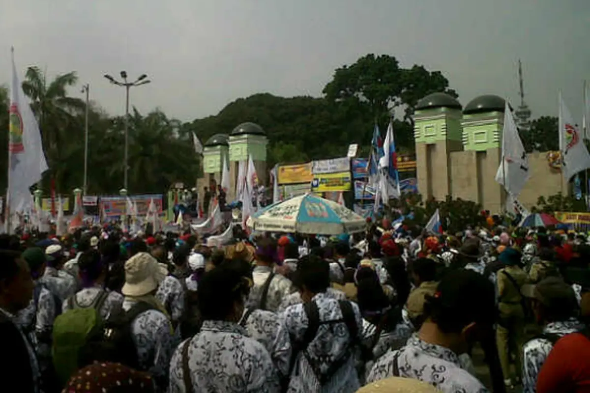 Demo Guru Honorer di Depan DPR