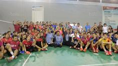 Wakil Presiden RI, Jusuf Kalla melakukan sesi foto bersama saat mengunjungi Pusat Latihan Pelatnas PBSI, Cipayung, Jakarta Timur,  (03/10/2017).  Hal ini terkait persiapan Asian Games 2018. (Bola.com/Nicklas Hanoatubun)