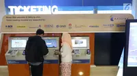 Petugas membantu pengguna transportasi kereta Bandara Soetta saat menggunakan kartu Perfeq Rider di Jakarta, Kamis (7/6). PT Railink menerbitkan kartu ini untuk meningkatkan kenyamanan pengguna reguler kereta KA Bandara Soetta. (Liputan6.com/Angga Yuniar)