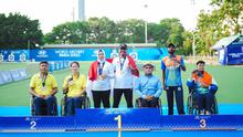 Riyanti Ananda bersama Kholidin saat menerima medali emas setelah menjadi yang terbaik di nomormixed team recurve pada ajang kejuaraan dunia Hyundai World Archery Para Series 2026 di Bangkok, Thailand. (DOK NPC Indonesia)