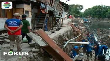 Dinas Lingkungan Hidup DKI Jakarta mengatakan, penyebab amblesnya tanah juga disebabkan turun naiknya permukaan air sungai.