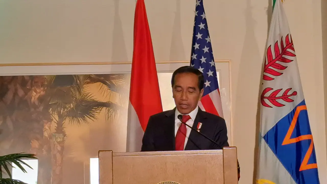 Presiden Joko Widodo (Jokowi) menyaksikan penandatanganan nota kesepahaman (MoU) antara Otorita Ibu Kota Negara (IKN) Nusantara dengan Stanford Stanford Doerr School of Sustainability, Standford University. (Dok Otorita IKN)