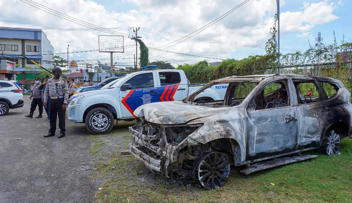 Polisi berjaga dekat klub malam Double O usai bentrok antara dua kelompok di Sorong, Papua Barat, Selasa (25/1/2022). Bentrok antara dua kelompok menewaskan 18 orang di klub malam Double O. (AWAKIRAYA/AFP)