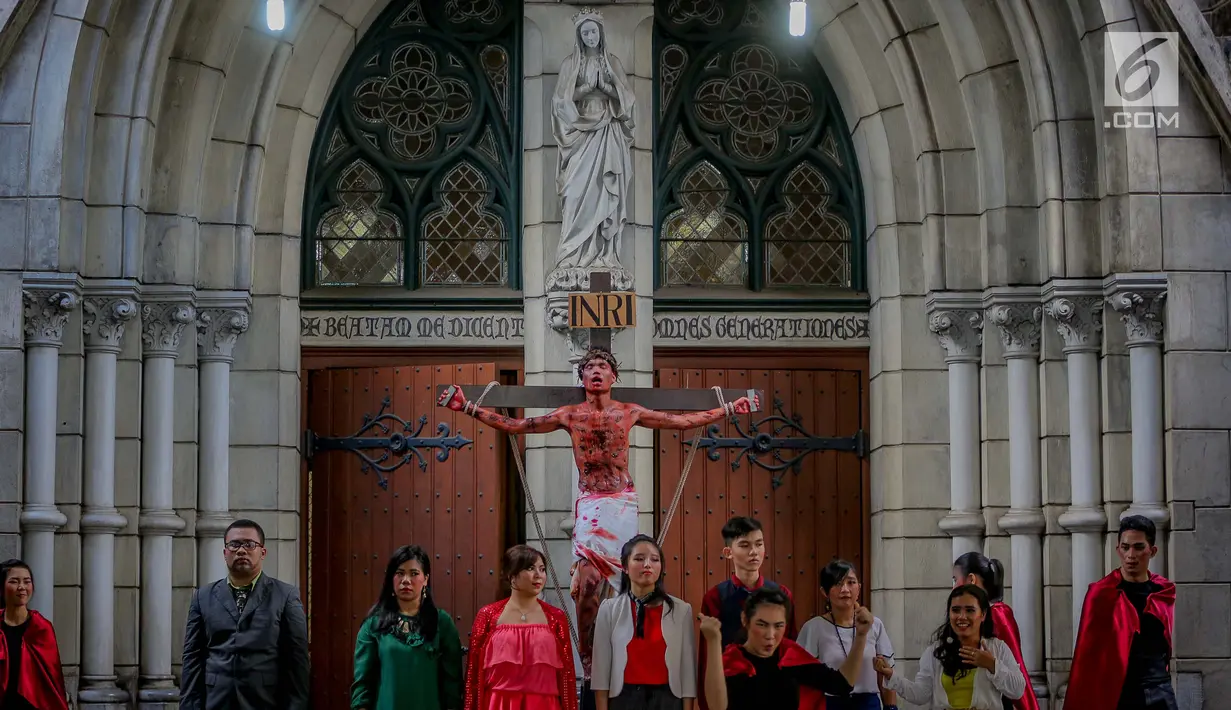 Umat Katolik memerankan drama penyaliban Yesus (tablo) saat ibadah Jumat Agung di Gereja Katedral, Jakarta, Jumat (17/4). Kegiatan tesebut merupakan rangkaian dari pekan suci perayaan Paskah 2019 Paroki Katedral Jakarta yang mengambil tema 'Kita Berhikmat, Bangsa Bermartabat'. (Liputan6.com/Faizal F