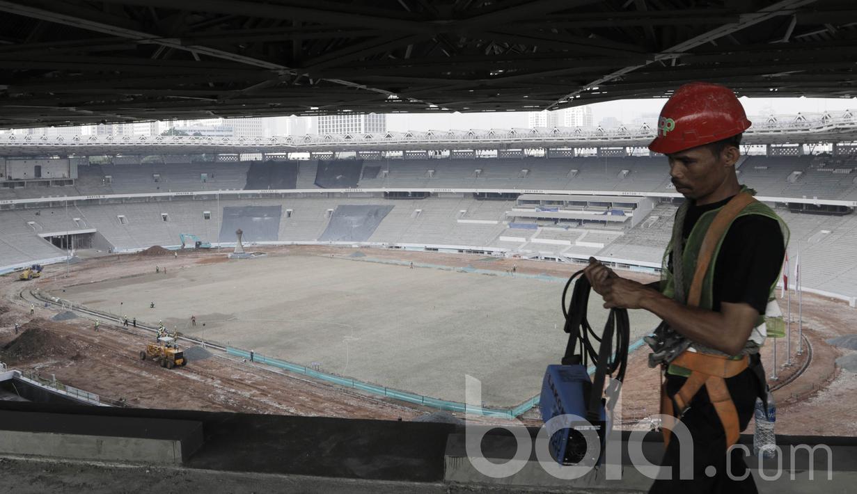 Pekerja menyelesaikan proyek renovasi Stadion Utama Gelora Bung Karno (SUGBK). Selain SUGBK, renovasi menyambut Asian Games 2018 juga meliputi 13 venue lainnya. (Bola.com/M Iqbal Ichsan)