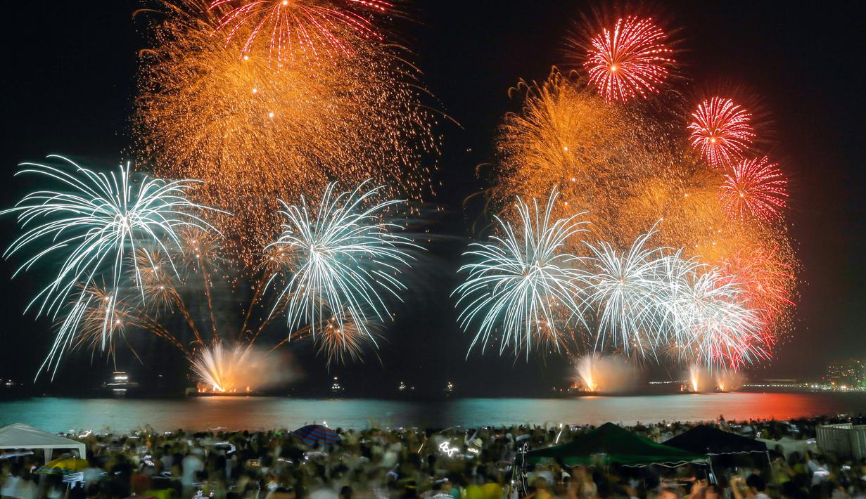 Kembang api menghiasi langit di atas pantai Copacabana pada malam pergantian tahun di Rio de Janeiro, Brasil, Minggu (1/1). Sebagian besar negara merayakan datangnya tahun baru 2017 dengan pesta kembang api. (REUTERS/Marcelo Regua)