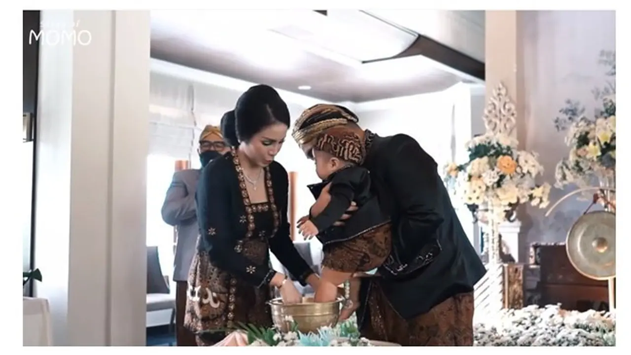 10 Potret Momo Geisha Gelar Tedak Siten untuk Anak Kedua, Mewah Banget