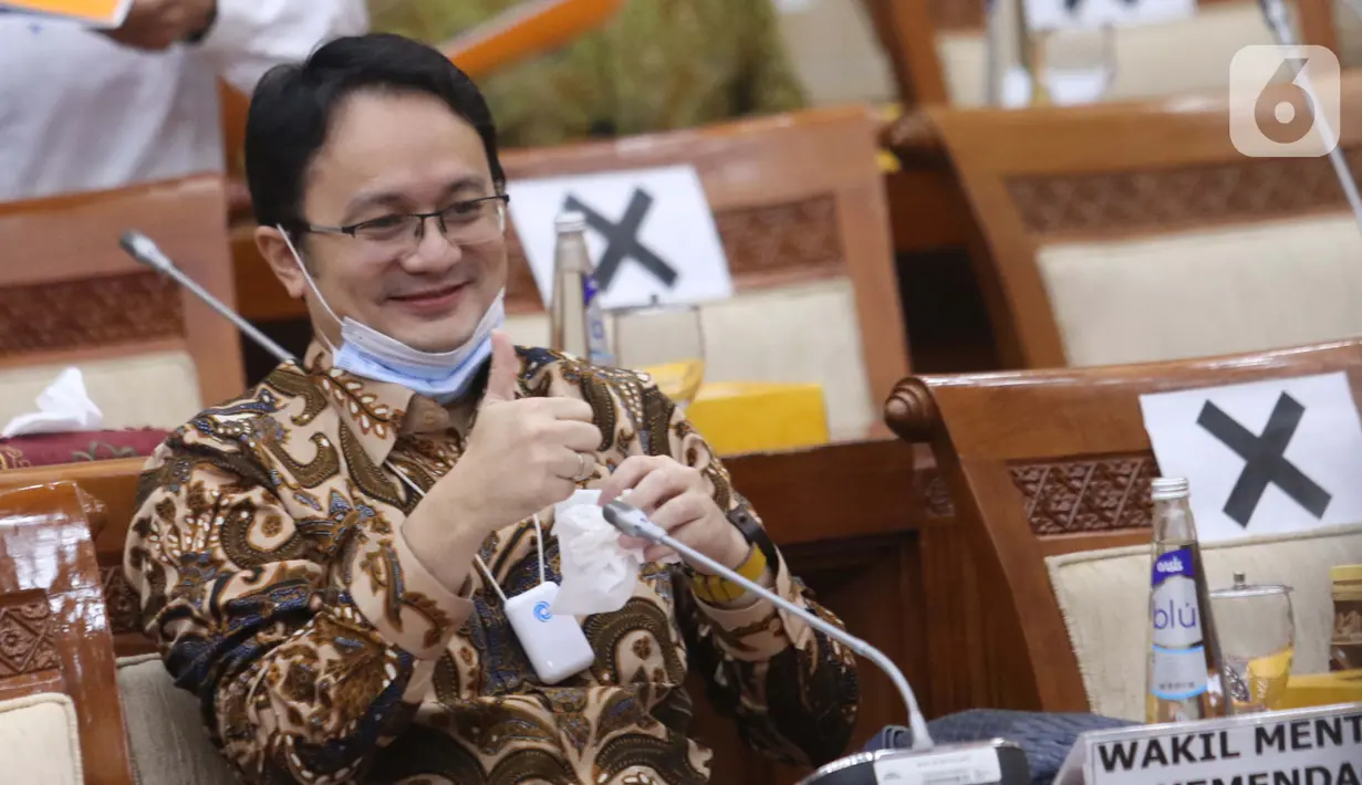 Wakil Mendag Jerry Sambuaga hadir pada rapat kerja di ruang rapat Komisi VI DPR RI, kompleks parlemen, Jakarta, Rabu (3/2/2021). Rapat juga membahas mengenai pelaksanaan investasi di masa pandemi Covid-19. (Liputan6.com/Angga Yuniar)