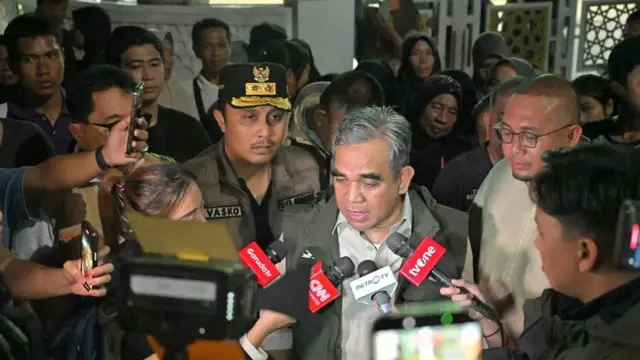 Ketua MPR RI Ahmad Muzani menjawab pertanyaan wartawan terkait penanganan banjir di Kota Padang, Sumatera Barat, Sabtu 13 Desember 2025.