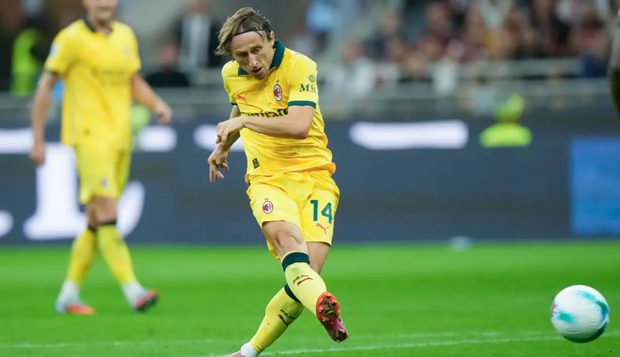 Pemain AC Milan, Luka Modric, mencetak gol ke gawang Bologna dalam giornata ketiga Liga Italia 2025/2026 di Stadion San Siro, Senin (15/9/2025). (AP Photo/Luca Bruno)