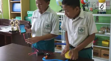 2 orang siswa SD di Purwokerto menciptakan charger handphone bertenaga tiup.