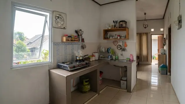 Desain dapur rumah subsidi dengan ruang terbatas yang anti bau dan tidak becek model dapur dengan ventilasi ke luar