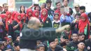 Para Pendekar wanita Betawi saat menyaksikan gerakan Silat Betawi di Kawasan Senayan, Jakarta, Minggu (8/11/2015). Kegiatan ini merupakan  bagian dari Silahturahmi Main Pukul Betawi. (Bola.com/Nicklas Hanoatubun)