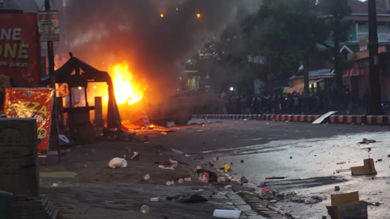 Demo Mahasiswa di Jalur Joglosemar Ricuh, Truk Satpol PP Ikut Dibakar