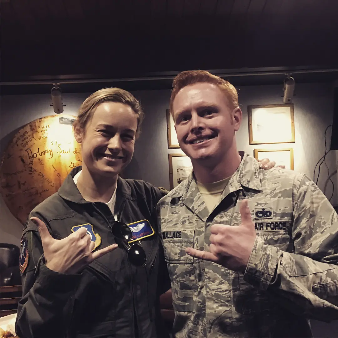 Brie Larson saat mengunjungi salah satu pangkalan angkatan udara di AS jelang syuting Captain Marvel. (Instagram - @dwallace85)