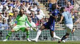 Pemain Manchester City, Sergio Aguero (kanan) menendang bola ke gawang Chelsea dalam Community Shield di Wembley, London, Inggris, Minggu (5/8). Gol Aguero ke gawang Chelsea lahir di menit 13 dan 58. (AFP PHOTO/Ian KINGTON)