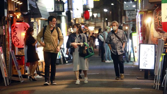 <span>Orang-orang berjalan di sebuah jalan di Tokyo, Jepang, 4 Oktober 2021. Warga kembali beraktivitas setelah berakhirnya status pembatasan darurat virus corona COVID-19 di Jepang. (AP Photo/Koji Sasahara)</span>