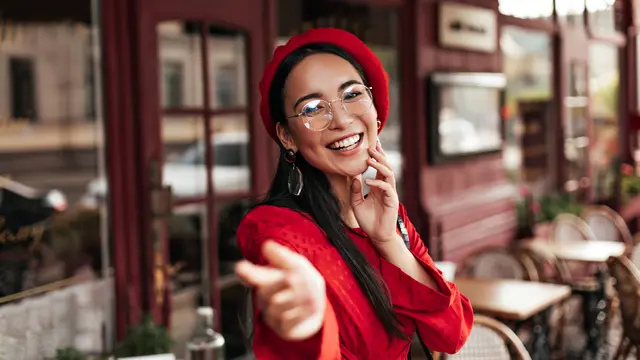 perempuan dan baju merah pesona diri