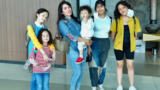 Potret Ussy Sulistiawaty bersama kelima anaknya. (Foto: Instagram/ussypratama)