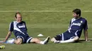 Pemain Real Madrid Ruud Van Nistelrooy (kanan) dan Arjen Robben (kiri) melakukan pemanasan pada sesi latihan di Madrid, Spanyol, Jumat (2/5/2008).(EPA/Juan Carlos Hidalgo)