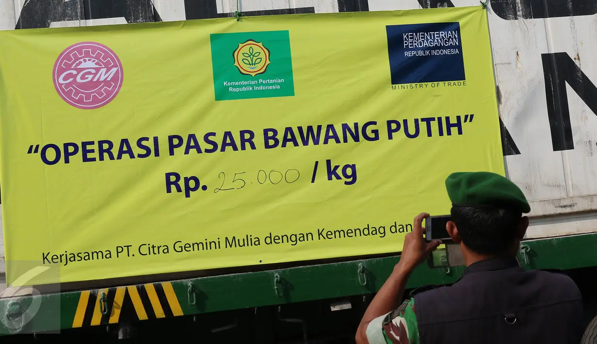 Kementerian pertanian bersama dengan Kementerian Perdagangan menggelar operasi pasar bawang putih di Pasar Induk Kramatjati, Rabu (17/5). Operasi pasar ini tindak lanjut dari gejolak harga bawang putih mendekati Ramadan. (Liputan6.com/Immanuel Antonius)