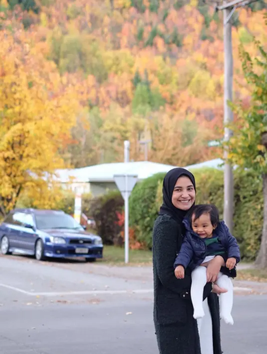 Istri Teuku Wisnu ini juga mengatakan bahwa sosok ibu selalu berperan sampai anak-anak tumbuh dewasa, karena menurutnya setiap ibu ingin anaknya tumbuh menjadi sososk yang baik. (Instagram/shireensungkar)