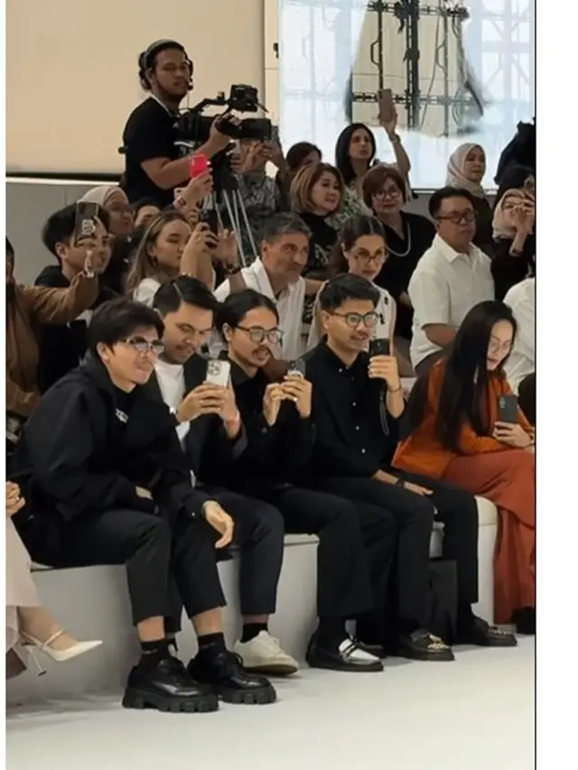 6 Potret Aurel Hermansyah dan Ameena Jadi Model di Catwalk JFW, Curi Perhatian