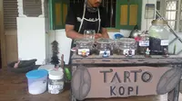 Tarto Kopi di Yogyakarta menjual secangkir kopi dengan harga sukarela