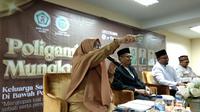 Anggota Majelis Permusyawaratan Ulama (MPU) Aceh Umi Hajah Rahimun duduk bersama para pemateri laki-laki (Liputan6.com/Rino Abonita)