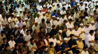 Ribuan umat muslim memenuhi masjid Istiqlal untuk salat gerhana setelah ibadah isya.