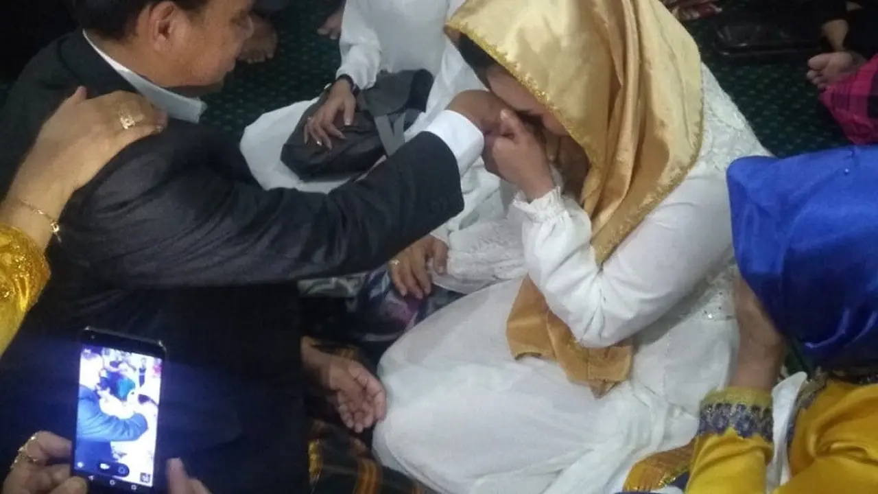Tahanan kasus tipikor di Makassar melangsungkan pernikahan di Masjid Polrestabes Makassar (Liputan6.com/ Eka Hakim)