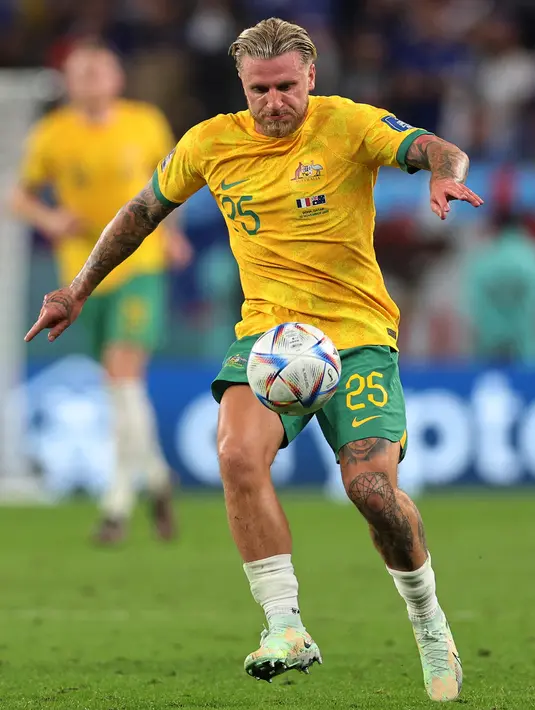 <p>Pemain Australia Jason Cummings mengontrol bola saat melawan Prancis pada pertandingan sepak bola Grup D Piala Dunia 2022 di Stadion Al-Janoub, Al-Wakrah, Doha, Qatar, 22 November 2022. Dengan gaya rambut klimis, Jason Cummings tampil menawan saat membela Australia di lapangan hijau. Adrian DENNIS/AFP)</p>