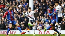 Gelandang Tottenham, Dele Alli, melepaskan tendangan ke gawang Crystal Palace. Mendapat dukungan penuh karena bermain di kandang, Spurs gagal memanfaatkannya untuk meraih kemenangan. (Reuters/Darren Staples)