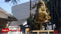 Patung Singo Ulung seni tradisional berdiri gagah yang mngisagkan ceriga rakyat, di Perempatan hotel palem, tepatnya di Jalan A Yani Bondowoso (TIMES Indonesia/Moh Bahri)