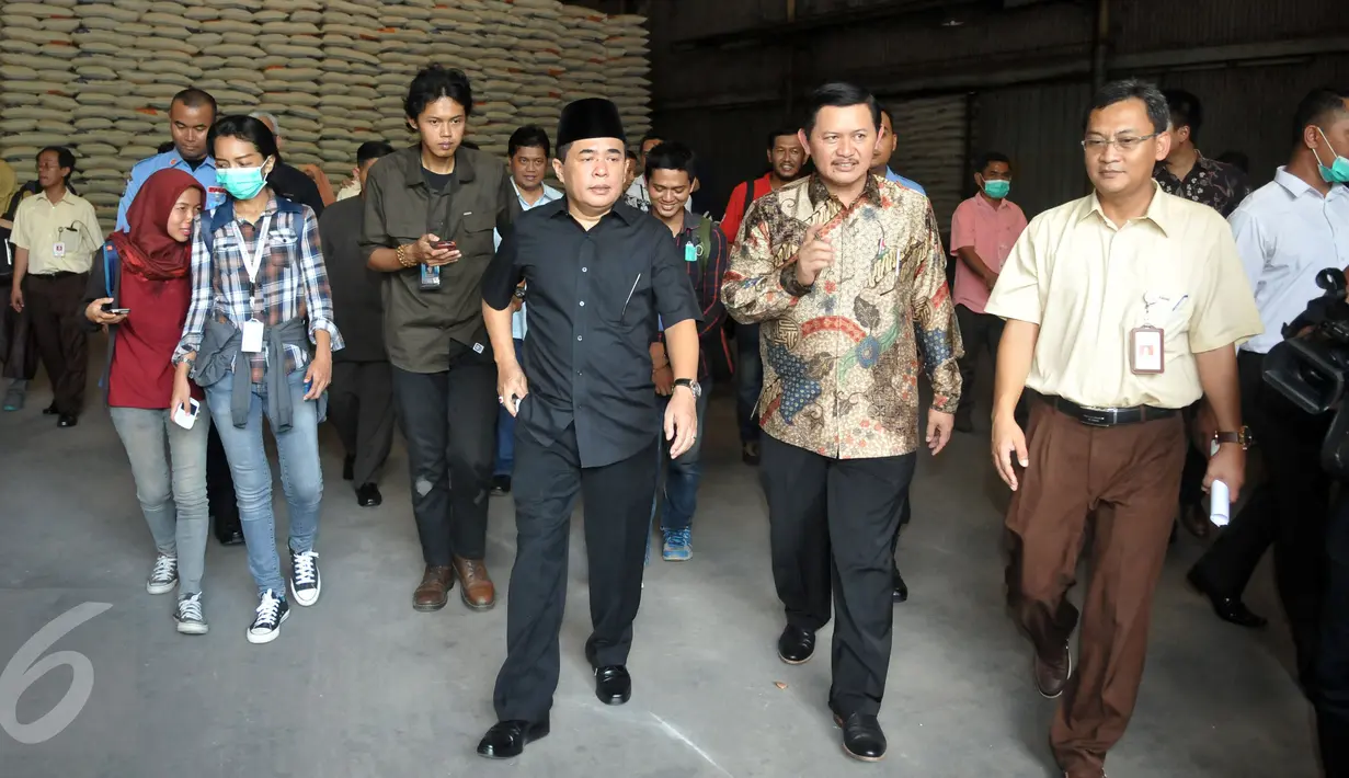 Ketua DPR Ade Komarudin (ketiga kanan) saat meninjau Gudang Bulog di kawasan Kelapa Gading, Jakarta Utara, Selasa (7/6). Mereka meninjau kesiapan badan usaha logisitik itu dalam menyambut bulan Ramadhan. (Liputan6.com/Johan Tallo)