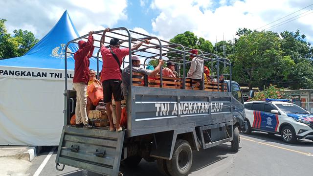 Ratusan eks-penumpang KM Lambelu yang dikarantina terpusat selama 14 hari di aulah Sikka Convention Centre (SCC) dan Rujab Bupati Sikka, akhirnya dipulangkan ke rumah masing-masing. (Foto: Liputan6.com/Dionisius Wilibardus)