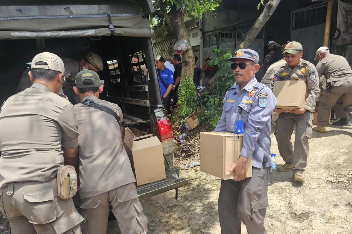 Ratusan botol miras diamankan Satpol PP Depok dari sebuah toko di Jalan Raya Cipayung, Depok.