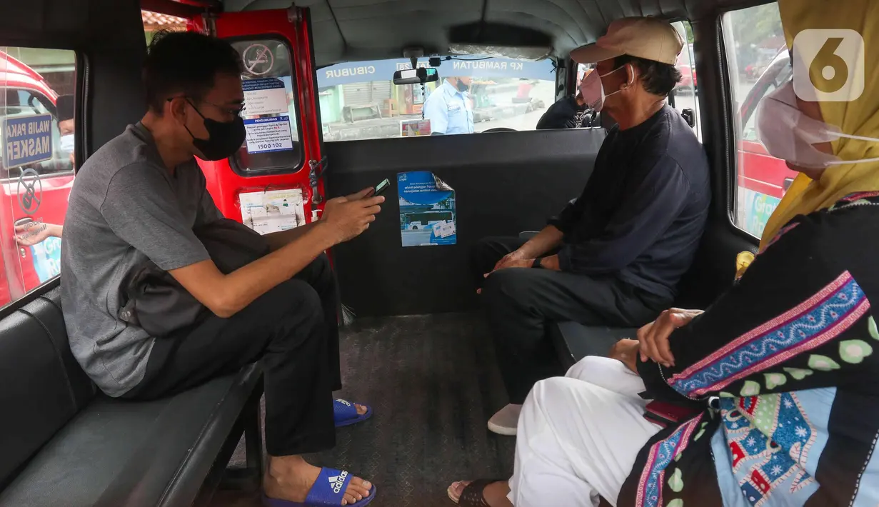 Penumpang menunggu keberangkatan angkutan umum di Kampung Rambutan, Jakarta, Selasa (12/7/2022). Kepala Dishub DKI Jakarta Syafrin Liputo mengatakan rencana kebijakan pengaturan tempat duduk seluruh angkutan umum (Angkot) wajib memisahkan antara penumpang wanita dan pria yang akan diterapkan pada minggu ini. (Liputan6.com/Herman Zakharia)