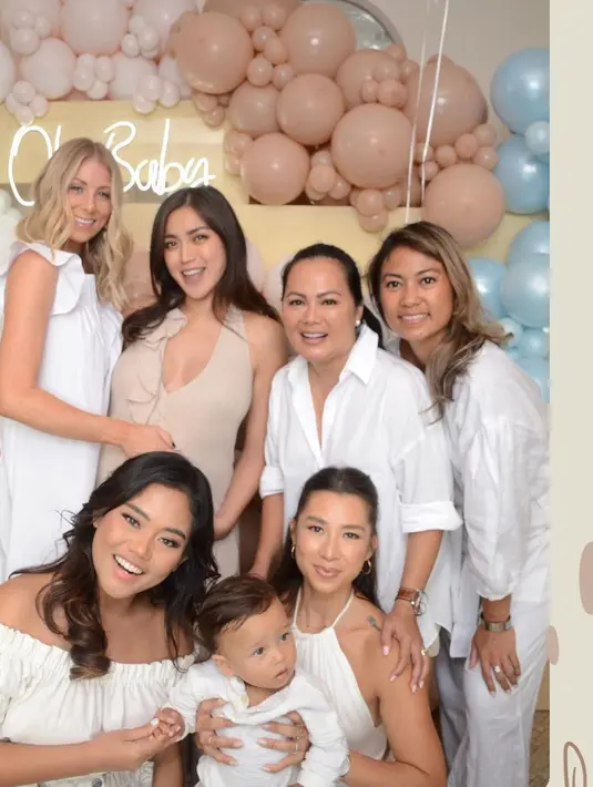 Keluarga kecil Jessica Iskandar kini tengah berbahagia yang tengah menanti kelahiran anak kedua yang tinggal menunggu beberapa hari lagi. Salah satu acara yang digelar sebelum sang bayi lahir adalah baby shower. (Instagram/inijedar).
